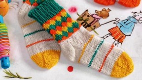 фото Детские носки с ромбами вязаные спицами 14
