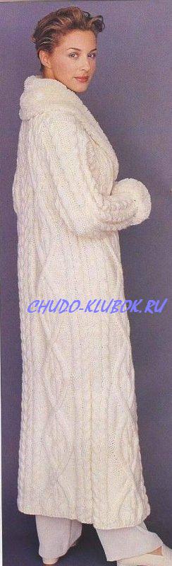фото Длинное пальто с фантазийным узором из ромбов вязаное спицами 5